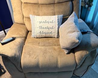 Very Nice Power Recliner in Great condition