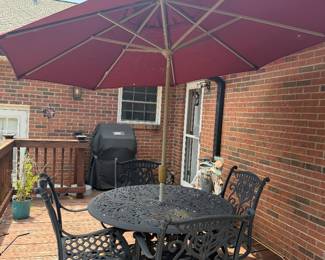 Very nice Patio set with Large Umbrella