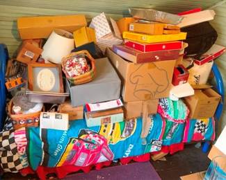 658 - Assorted Items (Description): contents of boxes unverified