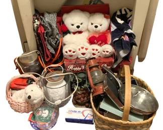 486 - Assorted Items - DOES NOT INCLUDE TABLE