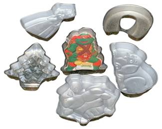 77 - 6 Metal Assorted Baking Molds