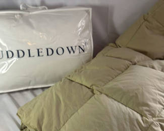 Lot 70: Twin Down Duvet, Cuddledown Synthetic Pillow
