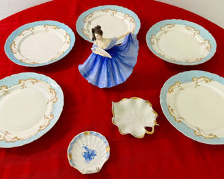 Lot 38: Porcelain & Fine Bone China Vanity Set