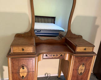 Lot 8: Antique vanity with arch mirror and drawers