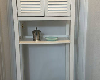 Lot 28: Bathroom Storage, Smart Scale