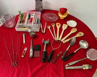 Lot 42: Kitchen Gadgets and Utensils Lot