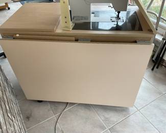Large retractable table on the back-37x26