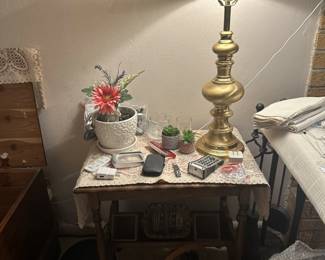 LAMP END TABLE