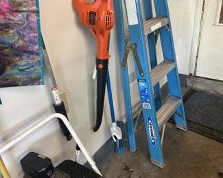 GARAGE BLOWER LADDER