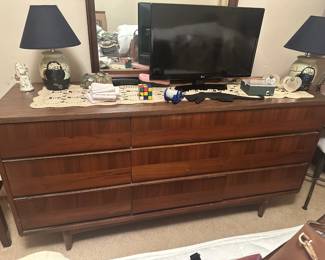 FURNITURE MCM DRESSER WMIRROR