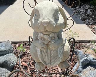 Glitzhome MGO Hugging Mom and Baby Rabbit Garden Statue
