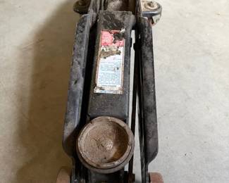 Sears Craftsman hydraulic floor jack, with a lifting capacity between 1.5 and 3 tons