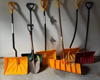 Snow Shovel / Shovel Lot