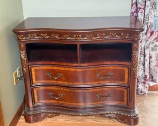 Bob’s Short Dresser