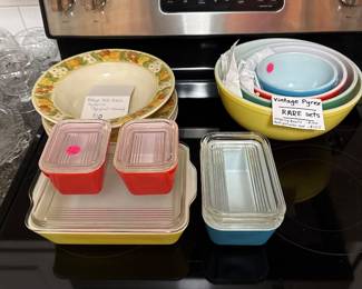 Vintage Pyrex refrigerator set and mixing bowls 