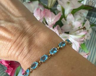 #14 - $650 - Blue topaz (18) on yellow gold 10kt bracelet 7"long, 8.5gr.