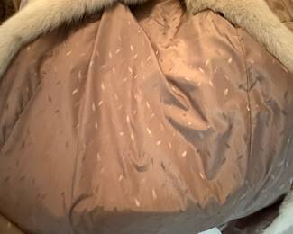 #73- $900 - Fur coat white mink & fox collar size 6-8
