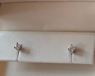 #9 - $275 - 1/4 ctw diamonds princess studs earrings - 14kt white gold - 7gr.