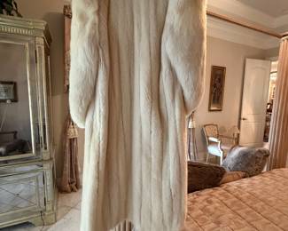 #73- $900 - Fur coat white mink & fox collar size 6-8