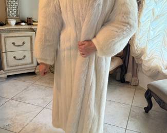 #73- $900 - Fur coat white mink & fox collar size 6-8