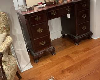 Vintage King Furnitue Mahogany Kneehole Desk Chippendale Style