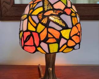 Stained glass shade table lamp