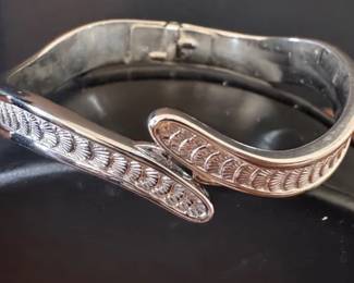 Hinged bracelet