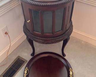 Mid century Queen Anne-style mahogany oval vitrine table with removable tray