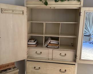 Heritage "Connoisseur" bedroom suite, hutch, dresse, 2 bed tables and headboard