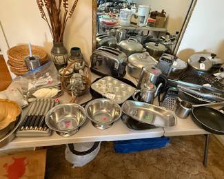 Assorted cookware 