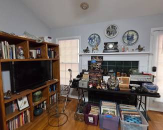 Music and games: Vinyl records (45s, 78s and 33 1/3s), technics turntable