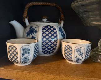 Japanese tea kettle with 2 cups