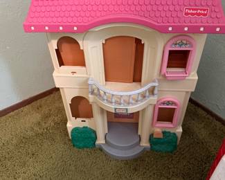 Plastic doll house