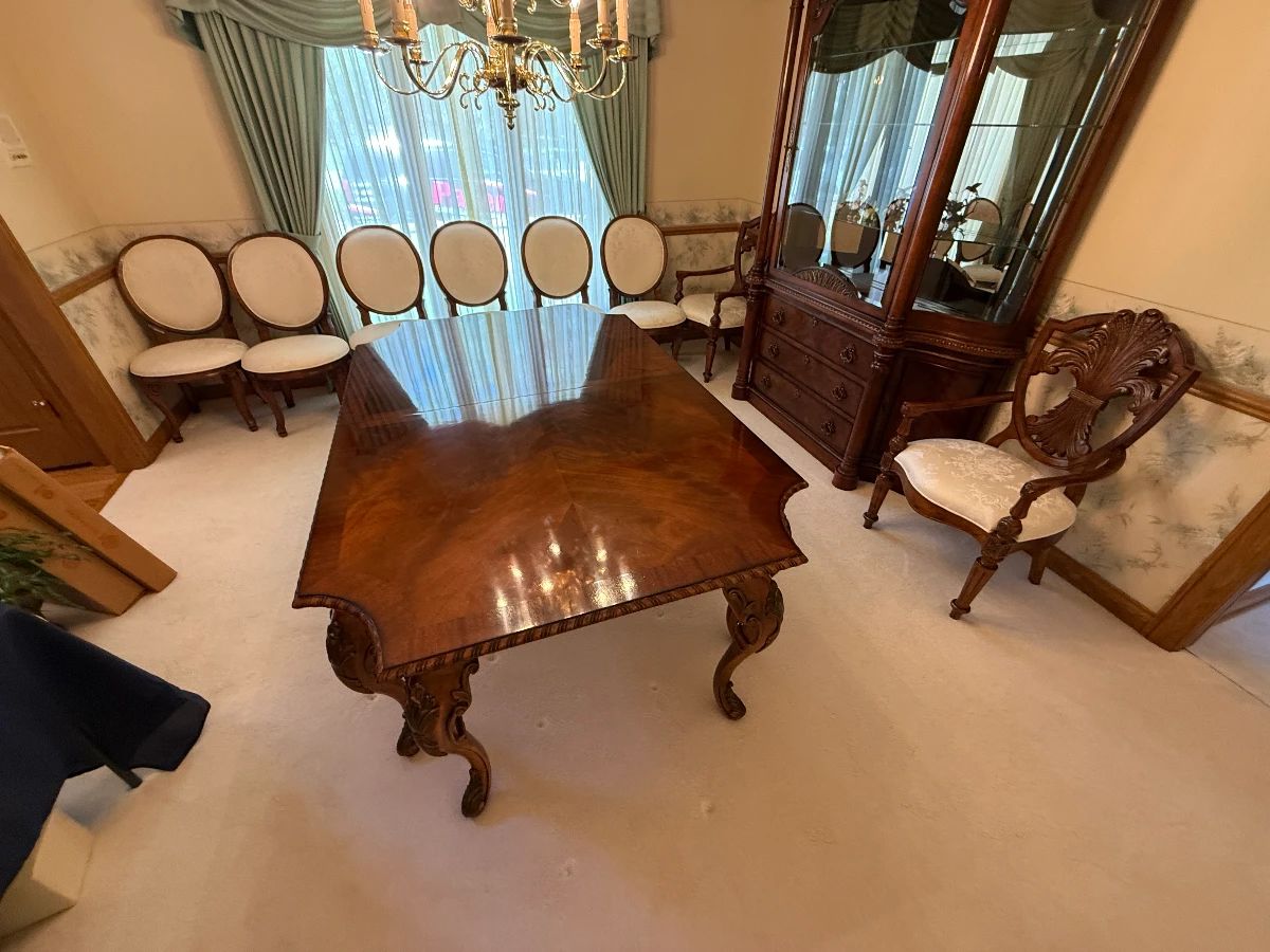 Beautiful carved mahogany dining table w/leaves and 8 chairs by Century Furniture