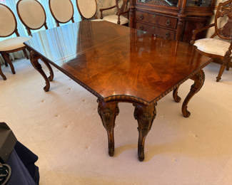 Beautiful carved mahogany dining table w/leaves and 8 chairs by Century Furniture