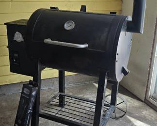AI Overview +1 This is a Pit Boss 700FB wood pellet grill featuring a black steel barrel and 700 square inches of cooking space.