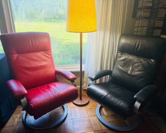 A pair of LAFER “Gaga” red and black recliners
