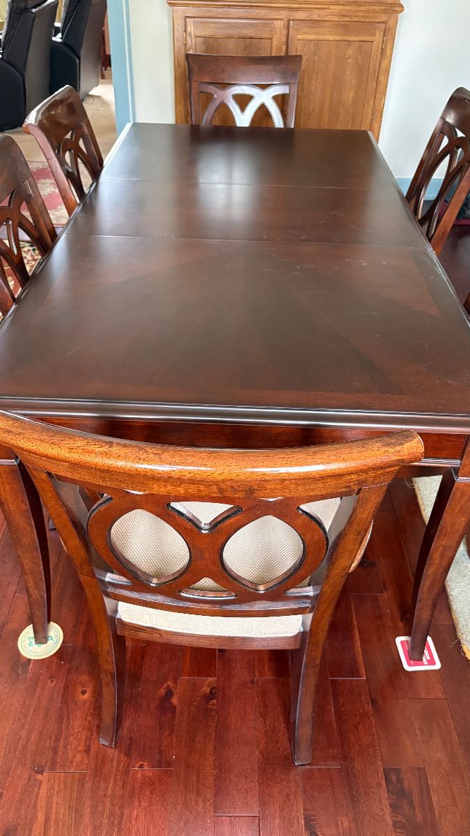 beautiful dining room table with 2 arm chairs  4 side chairs, 2 leaves