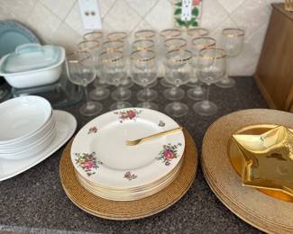 Assortment of kitchen items 