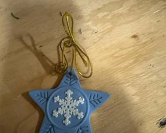 331 wedgwoodbluejasperwarestarornamentw