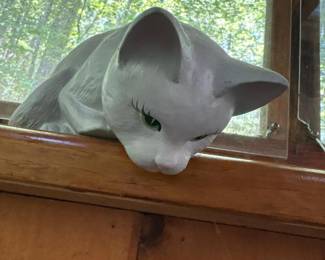 084 whiteceramiccatfigurine