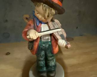 322 goebelmihummelumbrellaboyfigurine