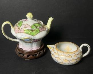 152 vintageporcelainteapotwithflorallid