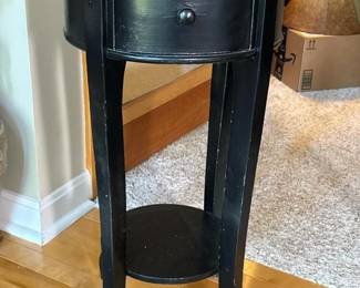 219 blackroundaccenttable