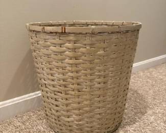281 roundwovenwhitewickerbasket