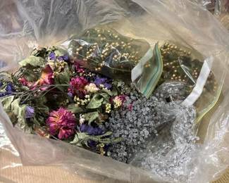 105 mixedartificialflowerlotwithgoldco