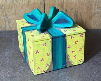 032 paintedwoodenkeepsakeboxwithbowlid