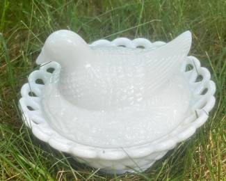 014 vintagemilkglasscoveredhenonnestc
