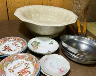 342 assortedceramicpiecesandaluminumpan
