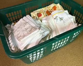 075 laundrybasketofassortedvintagelinen